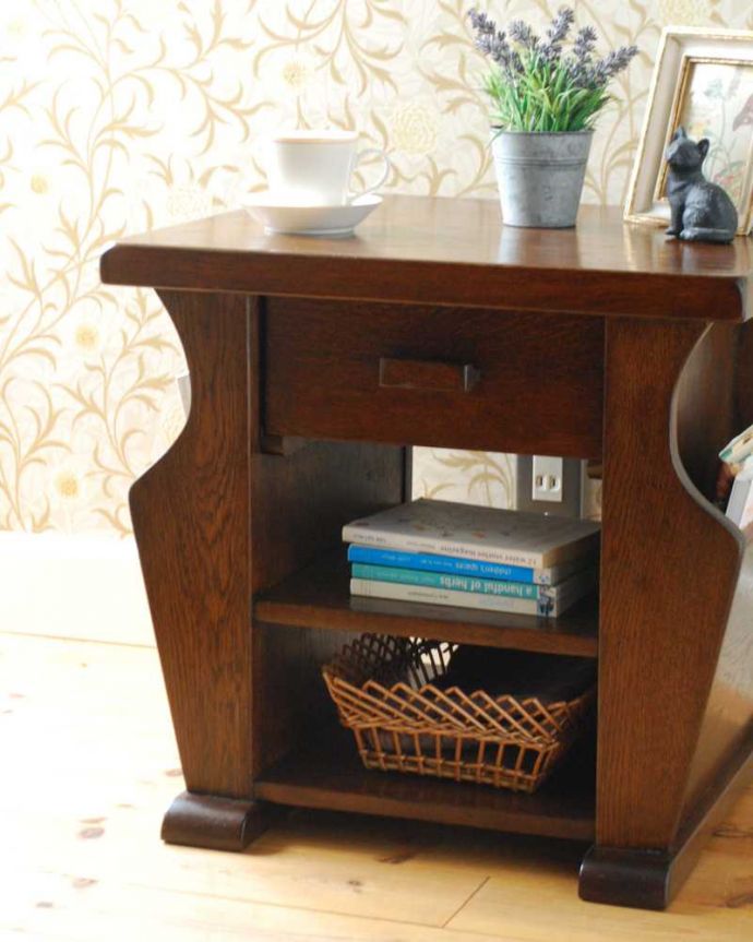 マガジンラック　アンティーク家具　小さなアンティーク家具、引き出しと棚まで付いた便利に使えるマガジンラック。ちょっと置いておきたい…をキレイに収納新聞や雑誌など、ついついテーブルの上に置いてしまって雑多に見えるものが、コレさえあればキレイに収納出来てお部屋もスッキリ見えるんです。(j-2492-f)