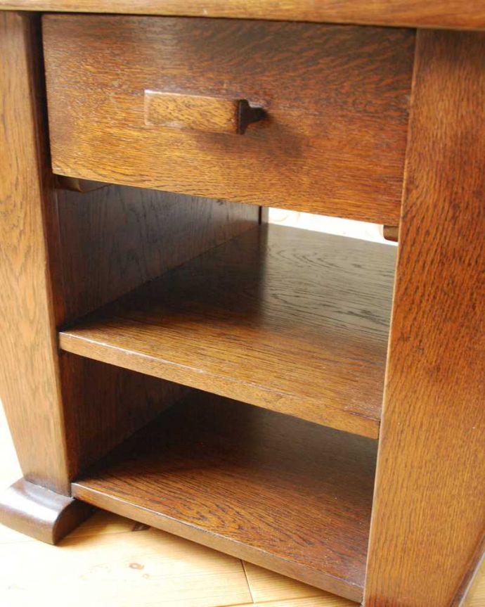 マガジンラック　アンティーク家具　小さなアンティーク家具、引き出しと棚まで付いた便利に使えるマガジンラック。雑誌を入れる部分もキレイに修復しましたアンティークは新品ではないので経年変化によるキズはありますが、専門の職人がキレイにお直ししました。(j-2492-f)