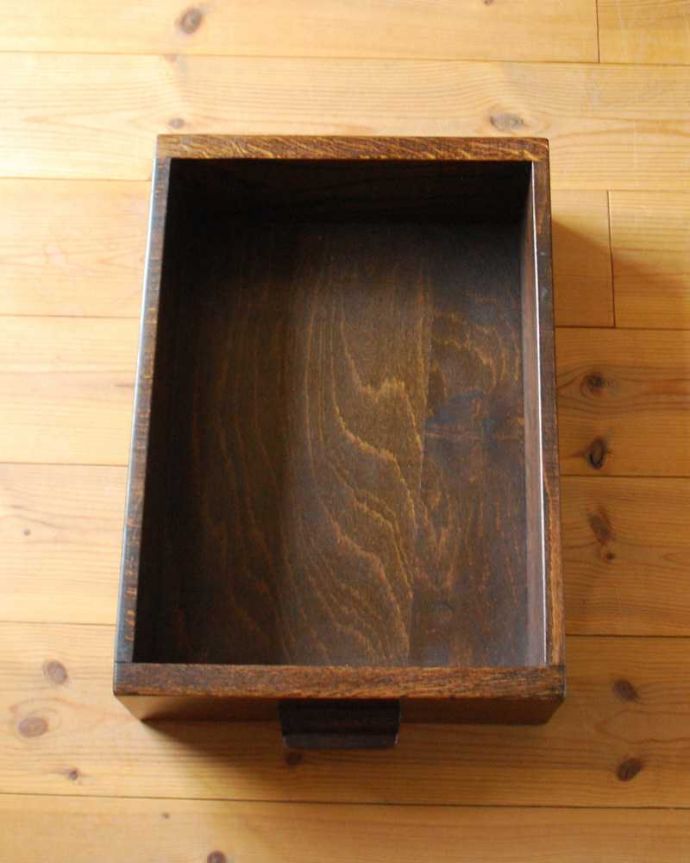 マガジンラック　アンティーク家具　小さなアンティーク家具、引き出しと棚まで付いた便利に使えるマガジンラック。コレは便利！引き出し付きです細々としたものが収納出来る引き出しも付いています。(j-2492-f)