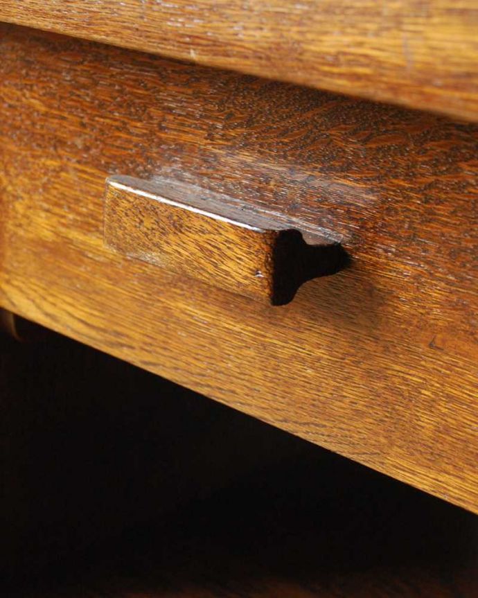 マガジンラック　アンティーク家具　小さなアンティーク家具、引き出しと棚まで付いた便利に使えるマガジンラック。風合いがいい感じの取っ手。(j-2492-f)