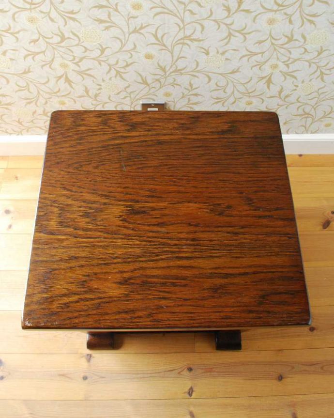 マガジンラック　アンティーク家具　小さなアンティーク家具、引き出しと棚まで付いた便利に使えるマガジンラック。ココも使えてさらに便利読みかけの本やお茶が置ける天板付き。(j-2492-f)