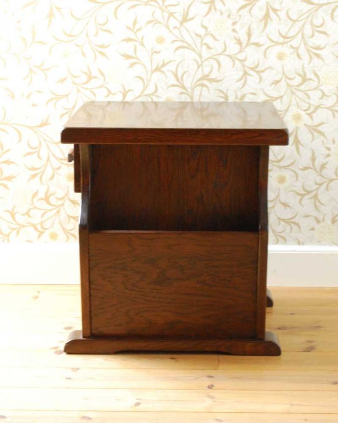 マガジンラック　アンティーク家具　小さなアンティーク家具、引き出しと棚まで付いた便利に使えるマガジンラック。横から見ると･･･360度、どの角度から見てもキレイに仕上がっています。(j-2492-f)