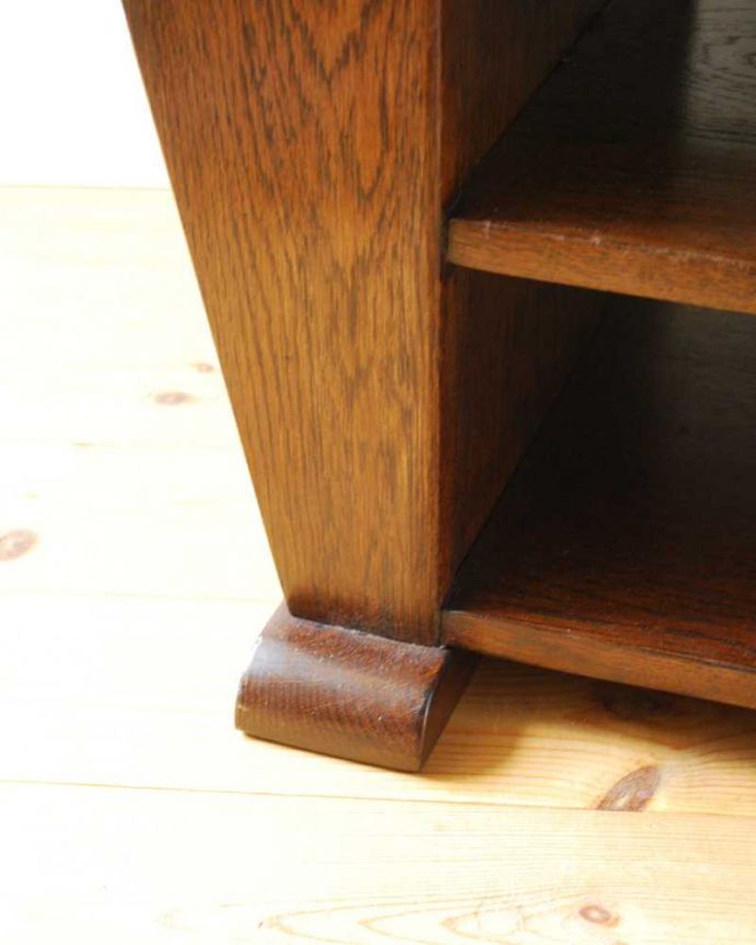 マガジンラック　アンティーク家具　小さなアンティーク家具、引き出しと棚まで付いた便利に使えるマガジンラック。持ち上げなくても移動ラクラクHandleのアンティーク家具の足の裏にはフェルトキーパーをお付けしています。(j-2492-f)