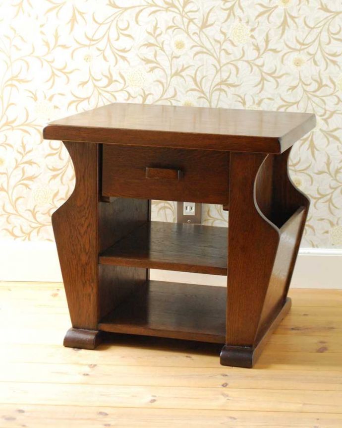 マガジンラック　アンティーク家具　小さなアンティーク家具、引き出しと棚まで付いた便利に使えるマガジンラック。後ろ姿も見て下さい。(j-2492-f)