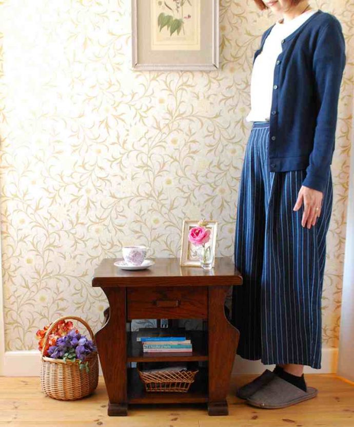 マガジンラック　アンティーク家具　小さなアンティーク家具、引き出しと棚まで付いた便利に使えるマガジンラック。引き出しも棚もついた使いやすさNo１のマガジンラック実はこの引き出し、前にも後ろにも取っ手が付いていてどちらからでも使えちゃうんです！（モデルの身長は160cmです）。(j-2492-f)