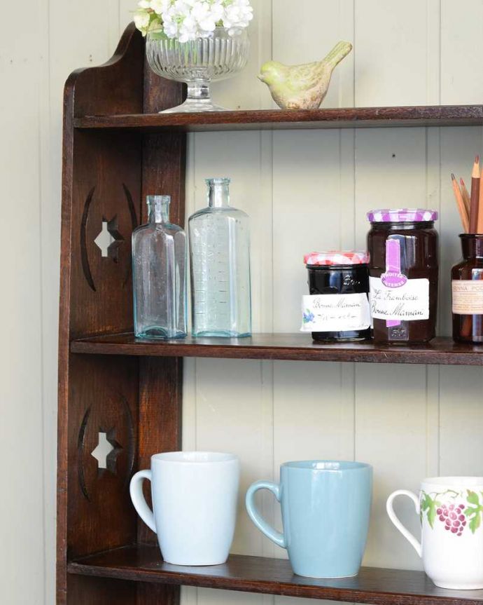 ウォールシェルフ・ウォールハンガー アンティーク家具 お星様が付いた落ち着いた色のアンティークウォールシェルフ。壁のオシャレを楽しみましょうキッチンや洗面所で実用的に使うのはもちろん、リビングや玄関でお気に入りの雑貨を使ってディスプレイを楽しんでみませんか?。(j-2494-f)