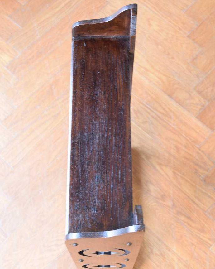 ウォールシェルフ・ウォールハンガー アンティーク家具 お星様が付いた落ち着いた色のアンティークウォールシェルフ。天板を上から見てみると・・・天板もアンティーク家具専門の職人がこんな感じできちんと仕上げました。(j-2494-f)