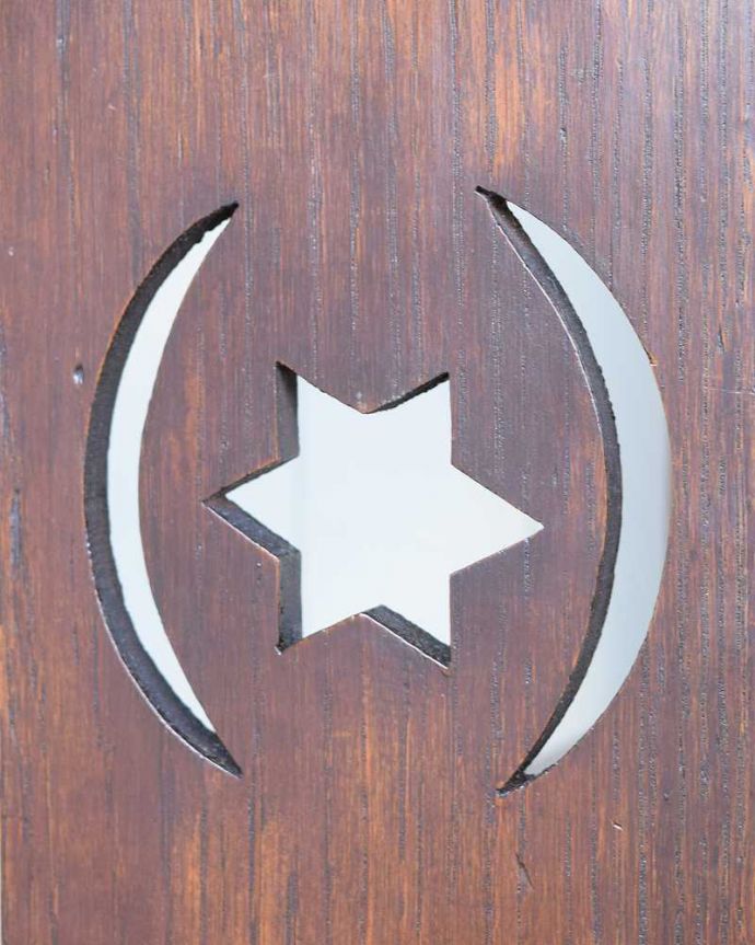 ウォールシェルフ・ウォールハンガー アンティーク家具 お星様が付いた落ち着いた色のアンティークウォールシェルフ。いろんな場所にこだわり彫のデザインもいろいろです。(j-2494-f)