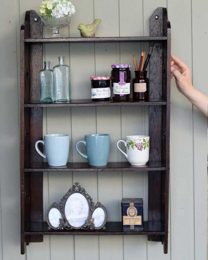 ウォールシェルフ・ウォールハンガー アンティーク家具 お星様が付いた落ち着いた色のアンティークウォールシェルフ。便利に使えておしゃれな壁付けシェルフアンティークの壁付けシェルフは取り付けた瞬間、お部屋をオシャレに魅せてくれる魔法のアイテムです。(j-2494-f)