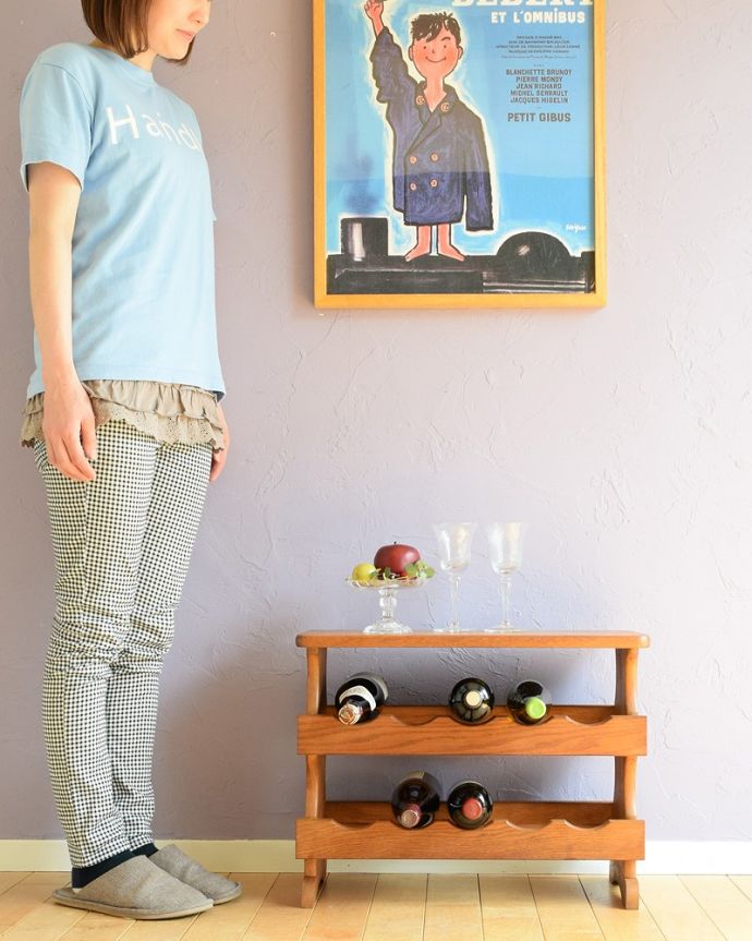 めずらしい家具　アンティーク家具　サイドテーブルにもなるフランスアンティーク木製ワインラック（10本用）。優雅な気分にしてくれるワインラックどこにでも置けるコンパクトサイズのワインラック。(j-2495-f)