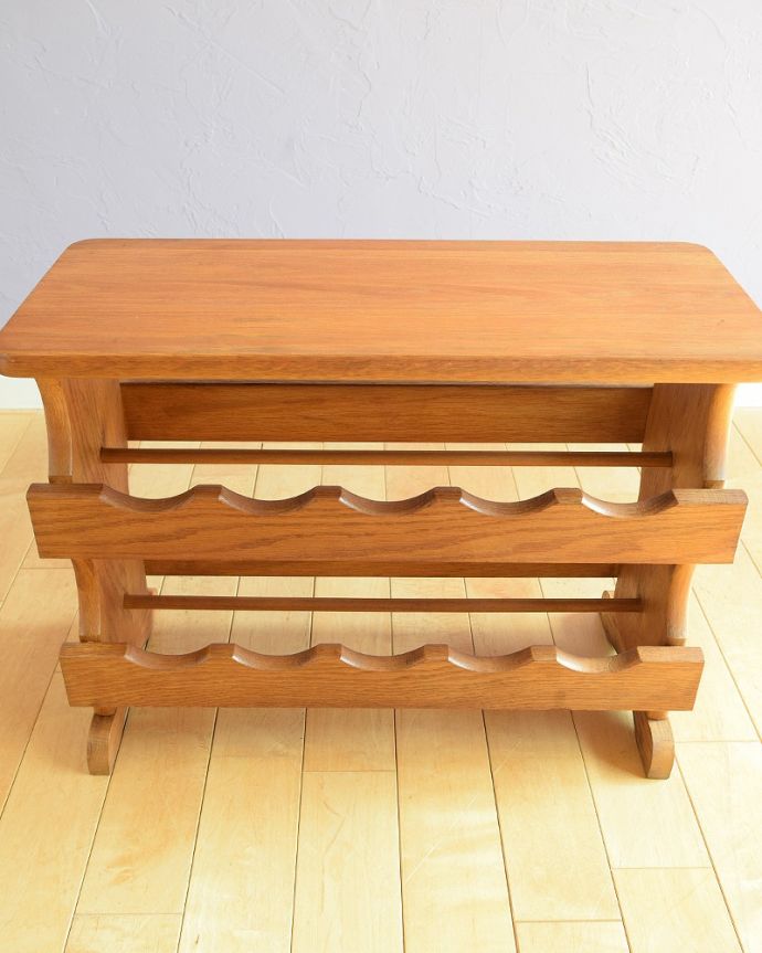 めずらしい家具　アンティーク家具　サイドテーブルにもなるフランスアンティーク木製ワインラック（10本用）。中はこんな感じアンティークは新品ではないので、もちろん経年変化によるキズはありますが、専門の職人が修復したのでキレイです。(j-2495-f)