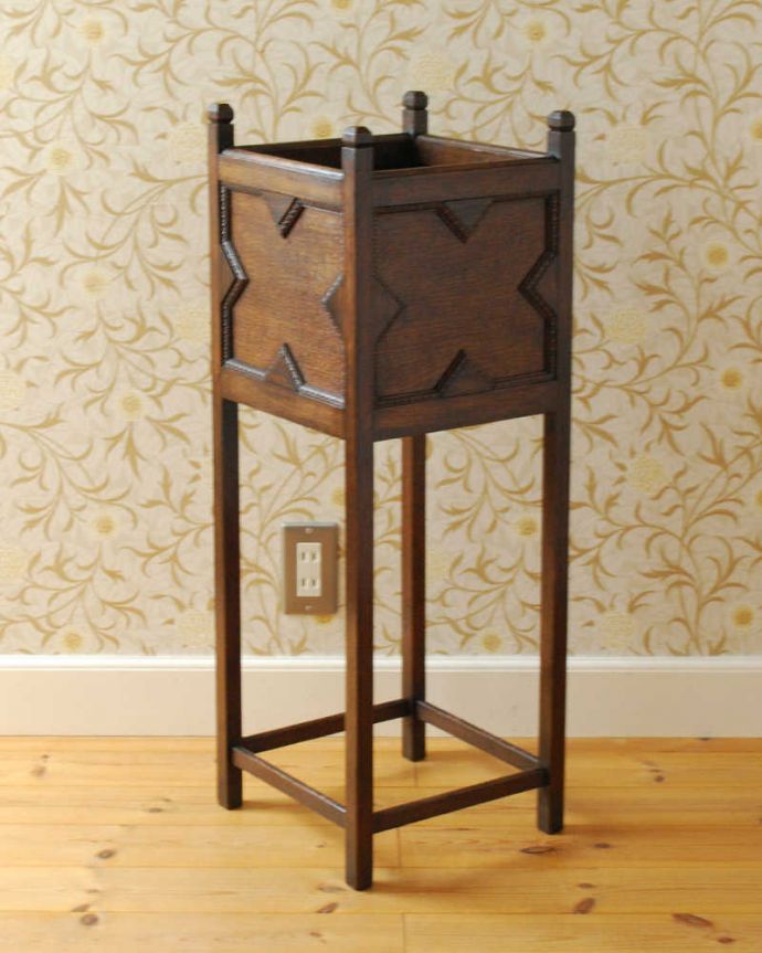 プランツスタンド・ケーキスタンド アンティーク家具 英国から届いた小さなアンティーク家具、かっこいいプランツスタンド。横から見てもステキ角度を変えてみてみると、こんな感じです。(j-2497-f)