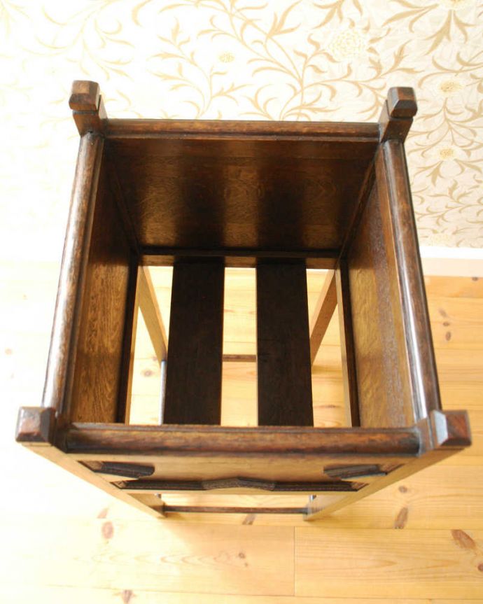 プランツスタンド・ケーキスタンド アンティーク家具 英国から届いた小さなアンティーク家具、かっこいいプランツスタンド。上から見ると・・・天板の形はこんな感じです。(j-2497-f)