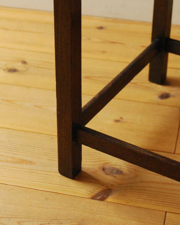 プランツスタンド・ケーキスタンド アンティーク家具 英国から届いた小さなアンティーク家具、かっこいいプランツスタンド。持ち上げなくても移動できますHandleのアンティーク家具の脚の裏にはフェルトキーパーをお付けしているので、床を滑らせてラクに移動できます。(j-2497-f)