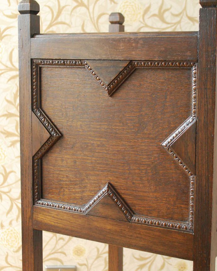 プランツスタンド・ケーキスタンド アンティーク家具 英国から届いた小さなアンティーク家具、かっこいいプランツスタンド。うっとりする美しさアンティークだから手に入る美しい彫。(j-2497-f)