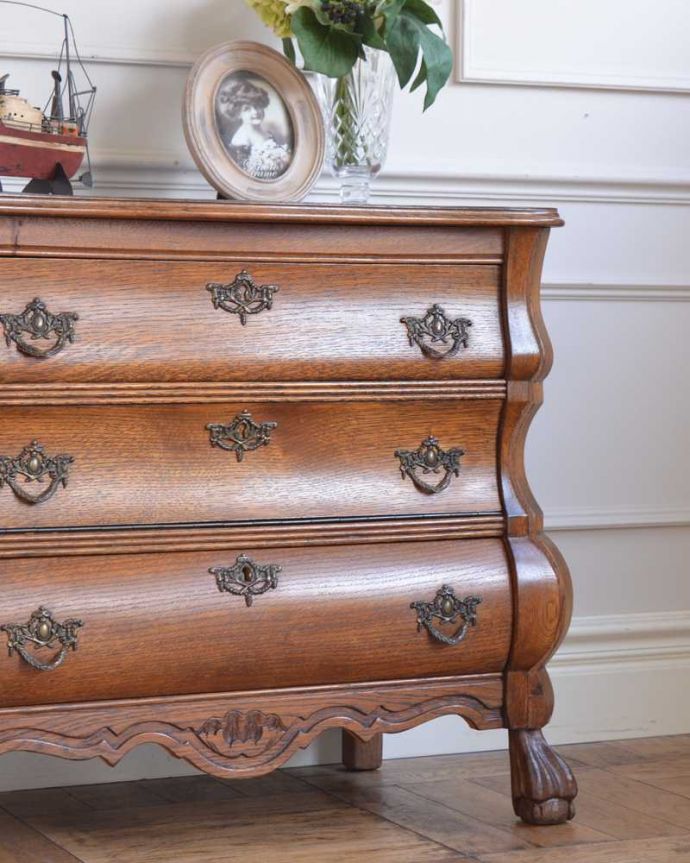 アンティークのチェスト　アンティーク家具　フランスのアンティーク家具、大活躍してくれる珍しいチェスト＆キャビネット。「見せる収納」だから、置く場所を選びません！チェストと言ってもデザインがステキだから、収納だけじゃなくて見ても楽しめる家具なんです。(j-2498-f)