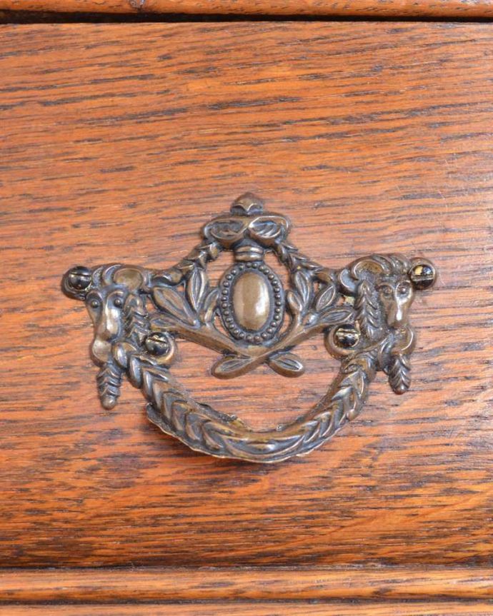 アンティークのチェスト　アンティーク家具　フランスのアンティーク家具、大活躍してくれる珍しいチェスト＆キャビネット。開ける度にワクワクする取っ手フランスらしい優雅なデザインは取っ手にも。(j-2498-f)