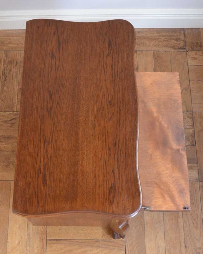 アンティークのチェスト　アンティーク家具　フランスのアンティーク家具、大活躍してくれる珍しいチェスト＆キャビネット。何を置こうかな･･･？上から見ると、天板はこんな感じで塗装もキレイに仕上げました。(j-2498-f)