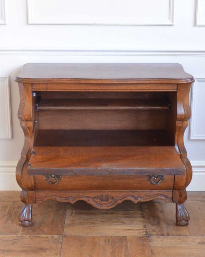 アンティークのチェスト　アンティーク家具　フランスのアンティーク家具、大活躍してくれる珍しいチェスト＆キャビネット。扉を開けて中を見てみると…外側はもちろん扉の中も職人がキレイに修復しました。(j-2498-f)