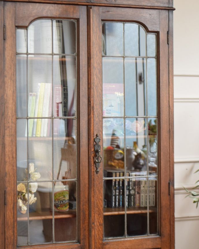 アンティークのキャビネット　アンティーク家具　美しいガラス扉のアンティーク家具、飾り棚にもなるアンティークブックケース （キャビネット）。まずはステンドグラスを楽しみましょう現代のように機械が発達していない時代に作られたステンドグラス。(j-2499-f)