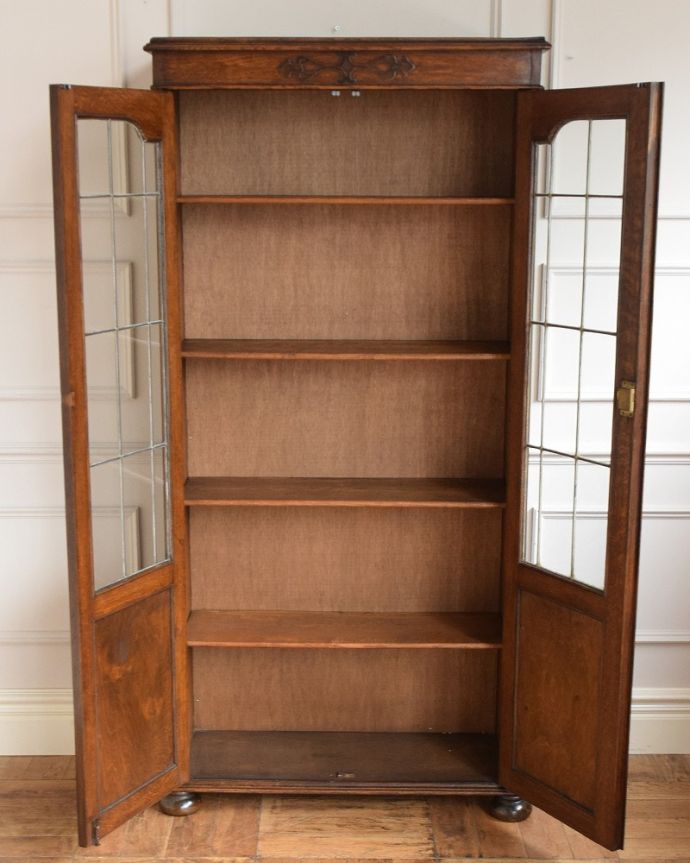 アンティークのキャビネット　アンティーク家具　美しいガラス扉のアンティーク家具、飾り棚にもなるアンティークブックケース （キャビネット）。扉を開けた内側はこんな感じですキャビネットの中も職人がしっかり修復したのでキレイです。(j-2499-f)