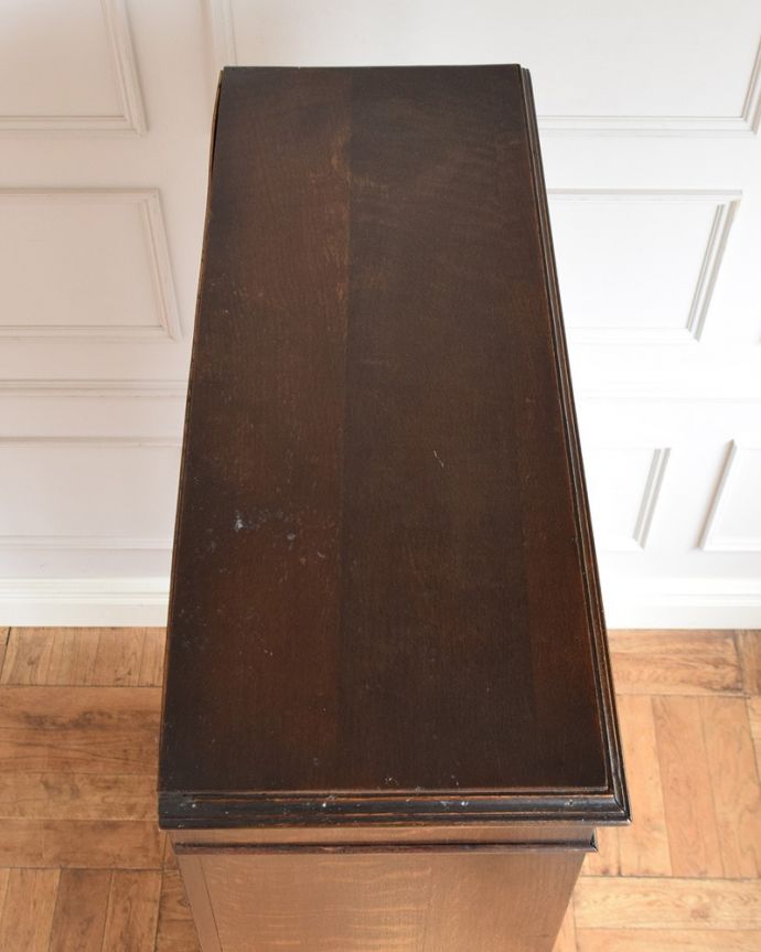 アンティークのキャビネット　アンティーク家具　美しいガラス扉のアンティーク家具、飾り棚にもなるアンティークブックケース （キャビネット）。天板もキレイに仕上げました。(j-2499-f)