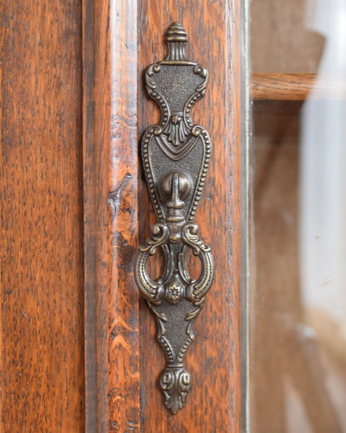 アンティークのキャビネット　アンティーク家具　美しいガラス扉のアンティーク家具、飾り棚にもなるアンティークブックケース （キャビネット）。開ける度にワクワクする取っ手取っ手もアンティークらしいデザイン。(j-2499-f)