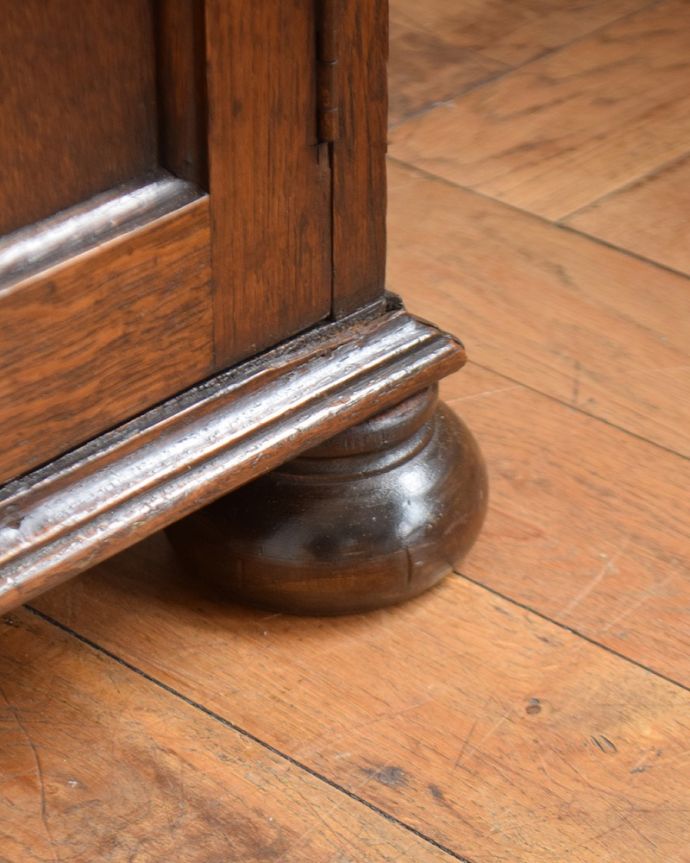 アンティークのキャビネット　アンティーク家具　美しいガラス扉のアンティーク家具、飾り棚にもなるアンティークブックケース （キャビネット）。女性１人でもラクに運べちゃうヒミツHandleのアンティークは、脚の裏にフェルトキーパーをお付けしているので、床を滑らせれば女性でも移動がカンタンに出来ます！ご安心下さい。(j-2499-f)