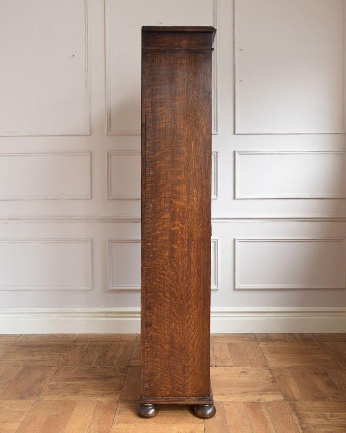 アンティークのキャビネット　アンティーク家具　美しいガラス扉のアンティーク家具、飾り棚にもなるアンティークブックケース （キャビネット）。横から見てもステキもちろん横もキレイに修復していますので、横顔だって美しいんです。(j-2499-f)