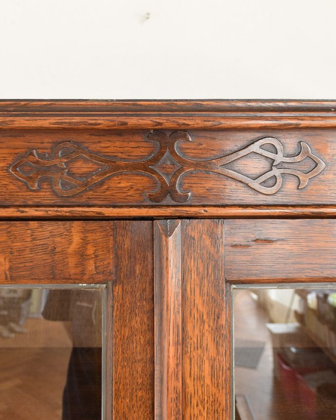 アンティークのキャビネット　アンティーク家具　美しいガラス扉のアンティーク家具、飾り棚にもなるアンティークブックケース （キャビネット）。惚れ惚れする彫の美しさこんなに堅い無垢材に一体どうやって彫ったんだろう？と不思議になるくらいアンティークらしく細かい彫りは眺めているだけでうっとりする美しさです。(j-2499-f)