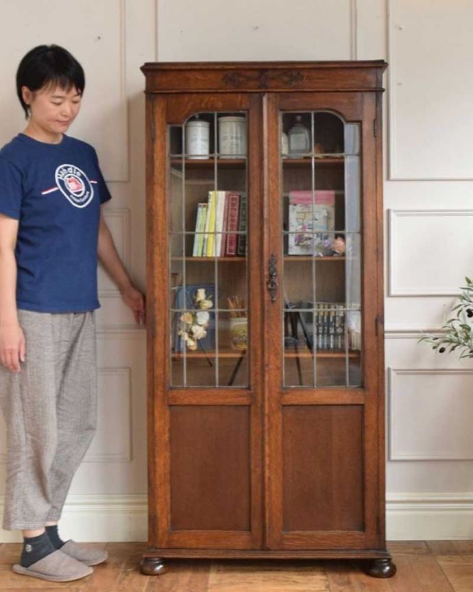 アンティークのキャビネット　アンティーク家具　美しいガラス扉のアンティーク家具、飾り棚にもなるアンティークブックケース （キャビネット）。ステンドグラスの扉が美しいキャビネット扉がステンドグラスになっているから、キャビネットとステンドグラスの両方を一気に手に入れることが出来ちゃうんです。(j-2499-f)