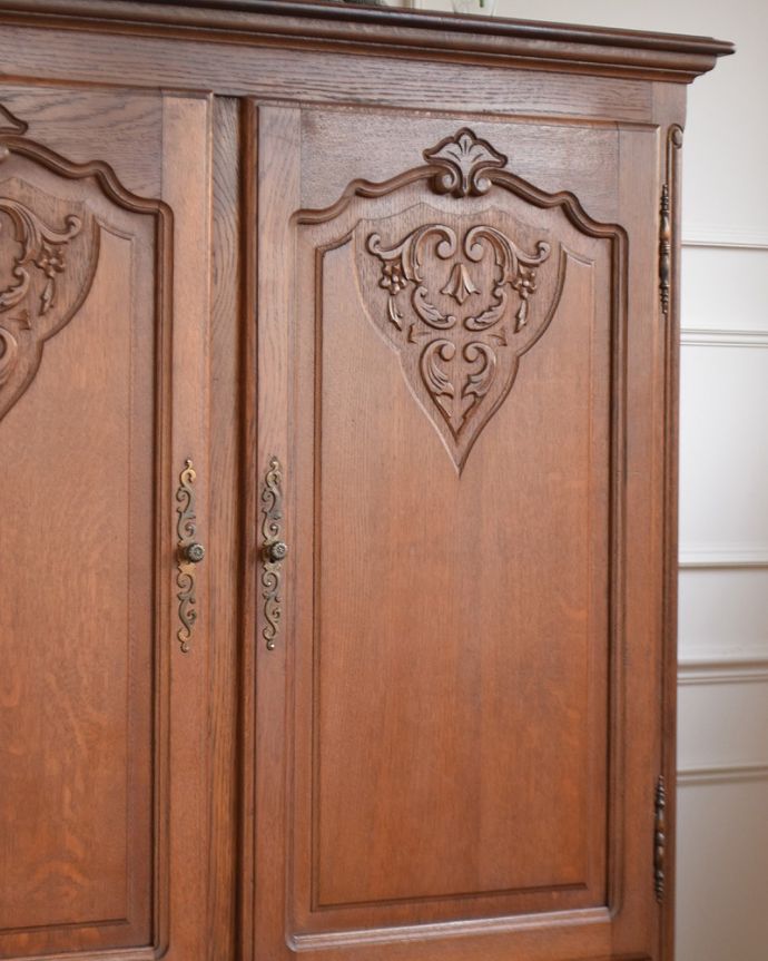 フランスアンティークらしい美しい彫