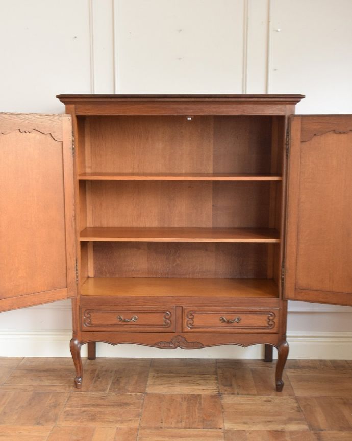 アンティークのサイドボードの扉の中