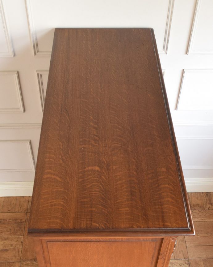 アンティークのサイドボードの天板