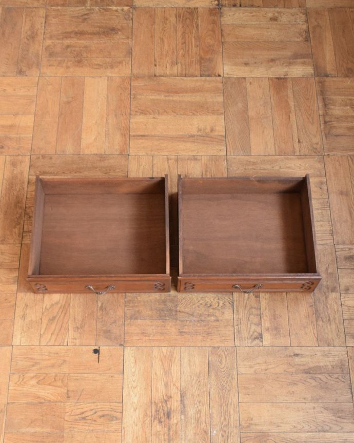 サイドボードの引き出しの中