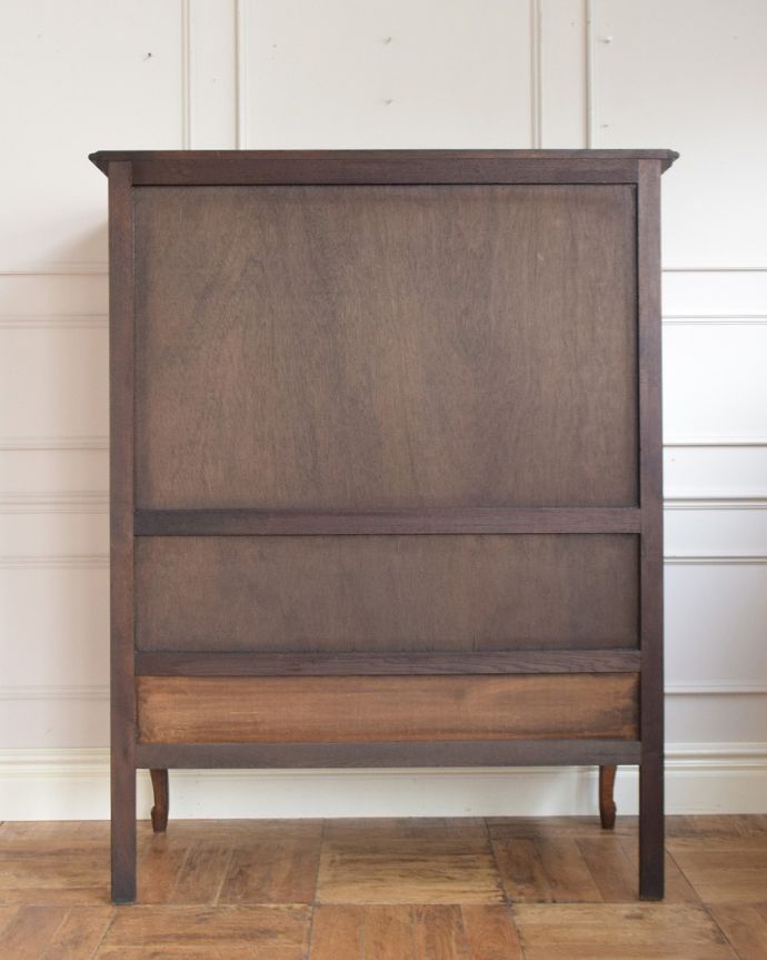 サイドボードの後ろ姿