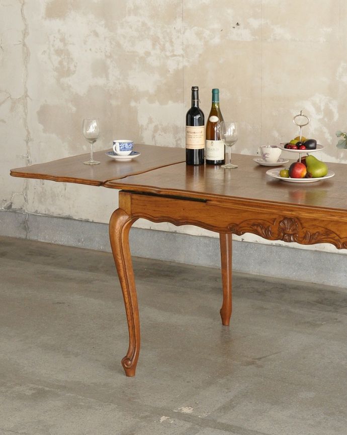 アンティークのテーブル　アンティーク家具　フランスの美しいアンティーク家具、３WAYのドローリーフテーブル（伸張式ダイニングテーブル）。やっぱり脚の美しさが自慢なんです！一番最初に目に飛び込んでくるフレンチカブリオレレッグ。(j-2501-f)