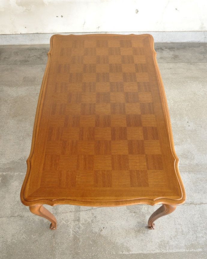 アンティークのテーブル　アンティーク家具　フランスの美しいアンティーク家具、３WAYのドローリーフテーブル（伸張式ダイニングテーブル）。上から見るとこんな形リーフを開く前はこんな形です。(j-2501-f)