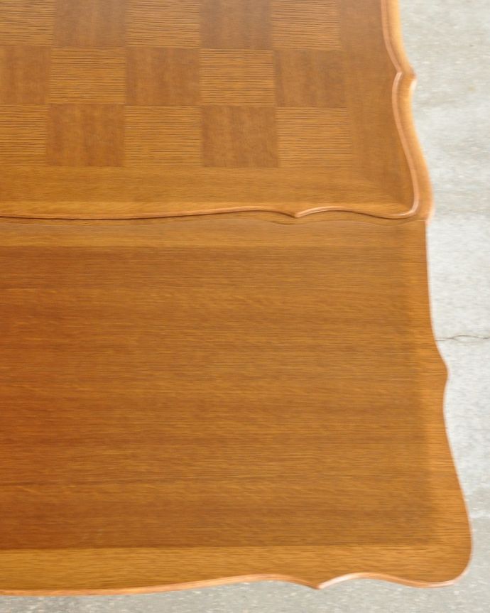 アンティークのテーブル　アンティーク家具　フランスの美しいアンティーク家具、３WAYのドローリーフテーブル（伸張式ダイニングテーブル）。近づいて見てみると、さらに美しい天板の模様天板の模様だけでもステキに見えちゃうフランスらしいテーブルを使えば、毎日の食事の時間がなんだかスペシャルになります。(j-2501-f)