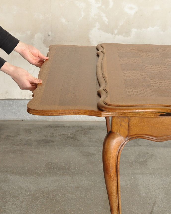 アンティークのテーブル　アンティーク家具　フランスの美しいアンティーク家具、３WAYのドローリーフテーブル（伸張式ダイニングテーブル）。あっという間にサイズが変えれます。(j-2501-f)