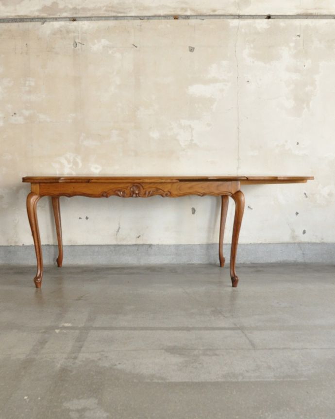 アンティークのテーブル　アンティーク家具　フランスの美しいアンティーク家具、３WAYのドローリーフテーブル（伸張式ダイニングテーブル）。片方だけ開いても･･･人数に合わせて、3タイプで大きさを選べるので、片方だけ開くと、こんな感じです。(j-2501-f)