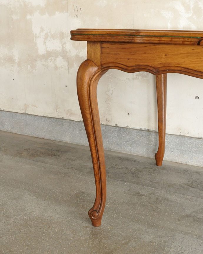 アンティークのテーブル　アンティーク家具　フランスの美しいアンティーク家具、３WAYのドローリーフテーブル（伸張式ダイニングテーブル）。持ち上げなくても移動できます！Handleのアンティークは、脚の裏にフェルトキーパーをお付けしていますので、持ち上げなくても床を滑らせて移動させることが出来ます。(j-2501-f)