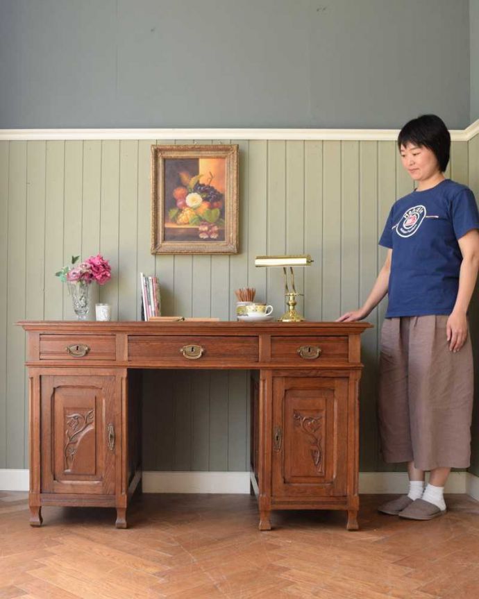 アンティークのデスク・書斎机　アンティーク家具　フランスのアンティーク家具、たっぷり収納できるデスク（机）。優雅な雰囲気に包まれるエレガントなデスク気品が漂う大人のためのアンティークデスクは、置いてあるだけで優雅な雰囲気で包み込んでくれます。(j-2502-f)