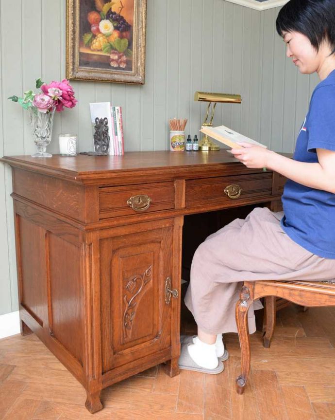 アンティークのデスク・書斎机　アンティーク家具　フランスのアンティーク家具、たっぷり収納できるデスク（机）。自分だけのちょっと贅沢な時間ここに座るだけでフランス気分。(j-2502-f)