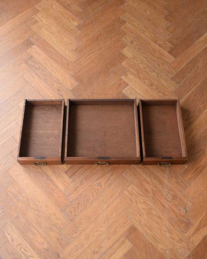 アンティークのデスク・書斎机　アンティーク家具　フランスのアンティーク家具、たっぷり収納できるデスク（机）。引き出しの中もキレイに修復しました！もちろん引き出しの中も職人がキレイにお直しました。(j-2502-f)