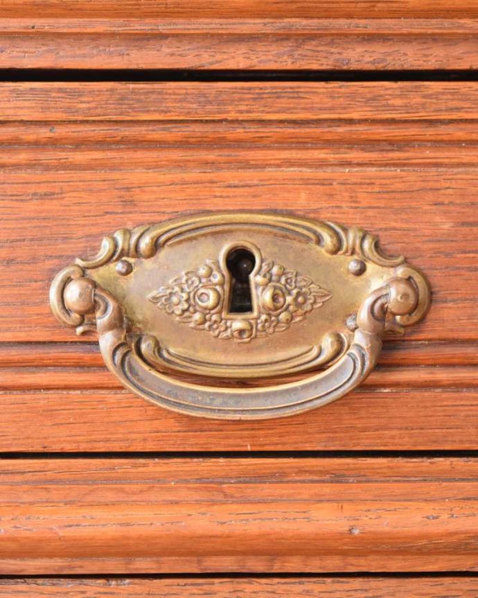 アンティークのデスク・書斎机　アンティーク家具　フランスのアンティーク家具、たっぷり収納できるデスク（机）。アンティークらしい取っ手取っ手のデザインもフランスらしく優雅。(j-2502-f)