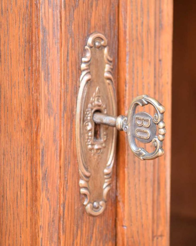 アンティークのデスク・書斎机　アンティーク家具　フランスのアンティーク家具、たっぷり収納できるデスク（机）。鍵を使って開けてみましょうおとぎ話から出てきたような可愛いアンティークの鍵で開け閉め出来ます。(j-2502-f)