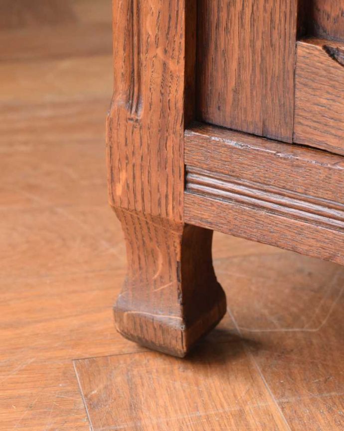 アンティークのデスク・書斎机　アンティーク家具　フランスのアンティーク家具、たっぷり収納できるデスク（机）。女性1人でラクラク運べちゃう仕掛けHandleのアンティークは、脚の裏にフェルトキーパーをお付けしています。(j-2502-f)