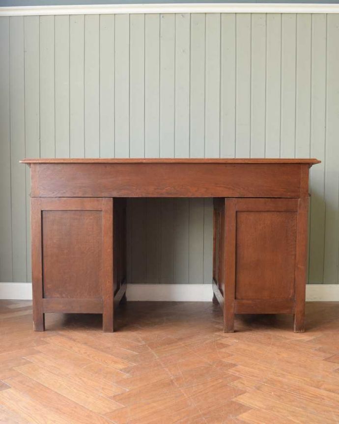 アンティークのデスク・書斎机　アンティーク家具　フランスのアンティーク家具、たっぷり収納できるデスク（机）。後ろ姿も正面！後ろから見ても、前から見ても同じデザイン。(j-2502-f)