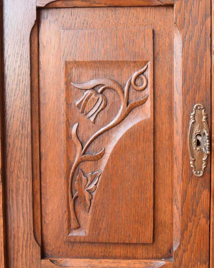 アンティークのデスク・書斎机　アンティーク家具　フランスのアンティーク家具、たっぷり収納できるデスク（机）。フランスらしい彫りフランスらしさの象徴とも言える、優雅な彫りの装飾。(j-2502-f)